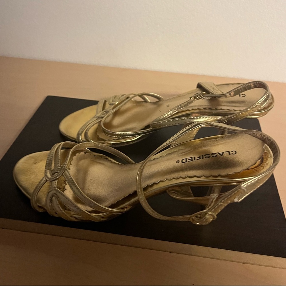 Classified excellent condition low heel pump dressy Gold Heeled Sandals 7.5 - Picture 2 of 4